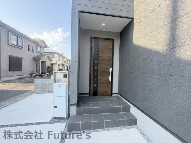 三郷市彦糸　新築戸建　全5棟　2号棟のエントランス|不在時に便利な宅配BOX完備