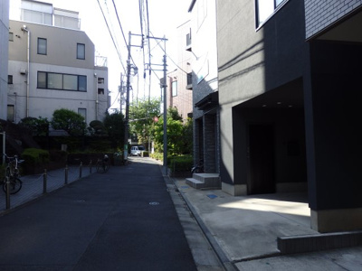 【前面道路含む現地写真】 | 渋谷区代々木１丁目中古戸建