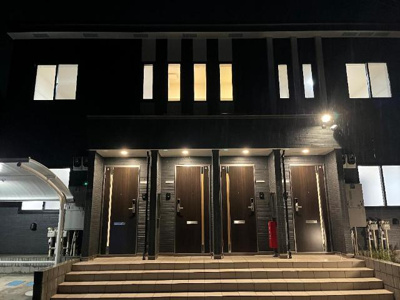 【エントランス】 | アールＵⅡ | 外観写真（夜）