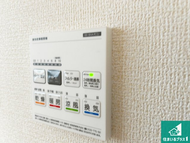 ●29(土)30(日)現地案内可能！　大和郡山市小泉町　全2邸の居間・リビング|シンプルなリビングは、観葉植物等のインテリアを楽しめますね！パパ好みにも、ママ好みにも家具次第で雰囲気を変えることができます！