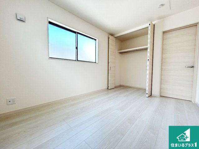 ●12(土)13(日)現地案内可能！　大和郡山市小泉町　全2邸の洋室|シンプルな洋室は、自分好みのインテリアが楽しめます♪ご家族とインテリアや家具を選びに行くのは物件購入時の醍醐味の一つです。ぜひお楽しみください♪