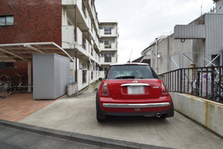 【駐車場】 | マンションの駐車場スペース。空きの有無や駐車料金、サイズ規定などについては、改めてお問い合わせください。～即日のご見学可能～　お問合せはお気軽にどうぞ。
