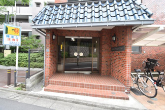 【エントランス】 | マンションの正面エントランス。出入りする人間を癒してくれるマンション入り口であり、その建物の「顔」でもあります。～即日のご見学可能～　お問合せはお気軽にどうぞ。