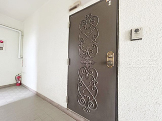 【その他共用部分】 | 皆様をお迎えする、お部屋の玄関ドア。開けやすさや開放角度、ドアノブの操作しやすさや鍵の形状などを、現地で一度ご確認ください。～即日のご見学可能～　お問合せはお気軽にどうぞ。