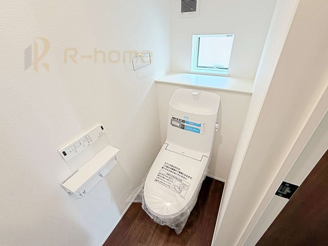 守谷市松ケ丘5丁目1期　新築戸建て　1号棟のトイレ|温水洗浄便座付きのトイレ。
トイレが２ヵ所設置で朝の忙しい時間でも安心です。