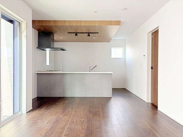 守谷市松ケ丘5丁目1期　新築戸建て　1号棟のキッチン|対面式で会話をしながら家事ができます♪コンロ前も壁がない嬉しい仕様！