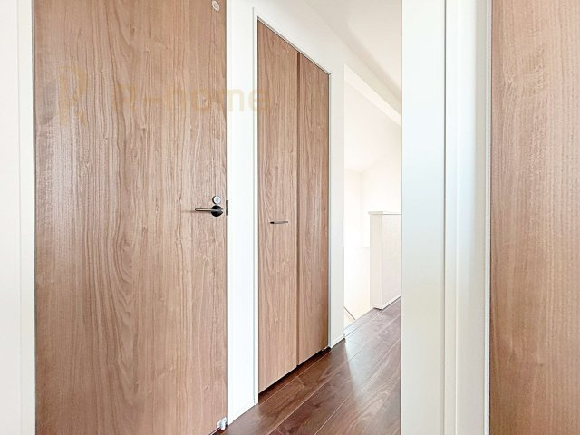 守谷市松ケ丘5丁目1期　新築戸建て　1号棟の収納|掃除用具などの収納に便利なホールクローゼット！