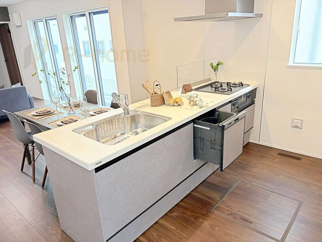 守谷市松ケ丘5丁目1期　新築戸建て　1号棟のキッチン|料理をしながら家族とコミュニケーションが取れる対面式システムキッチン。便利なビルトイン食洗機付き！