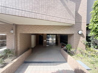 【エントランス】 | オートロックを備えた、マンションのエントランス。やはりセキュリティの観点は欠かすことができません。皆様を“安全”に送り出し、出迎えてくれます。～即日のご見学可能～　お問合せはお気軽にどうぞ。