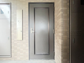 【その他共用部分】 | 皆様をお迎えする、お部屋の玄関ドア。開けやすさや開放角度、ドアノブの操作しやすさや鍵の形状などを、現地で一度ご確認ください。～即日のご見学可能～　お問合せはお気軽にどうぞ。
