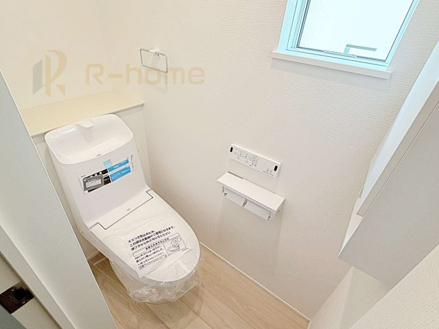 守谷市松ケ丘5丁目1期　新築戸建て　2号棟のトイレ|温水洗浄便座付きのトイレ。
トイレが２ヵ所設置で朝の忙しい時間でも安心です。