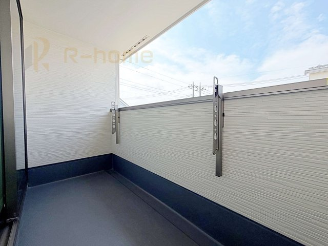 守谷市松ケ丘5丁目1期　新築戸建て　2号棟のバルコニー|急な雨でも安心のインナーバルコニー♪忙しいご夫婦も大満足♪