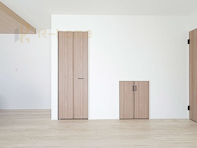 守谷市松ケ丘5丁目1期　新築戸建て　2号棟の収納|掃除道具などの収納に便利なリビングクローゼット♪