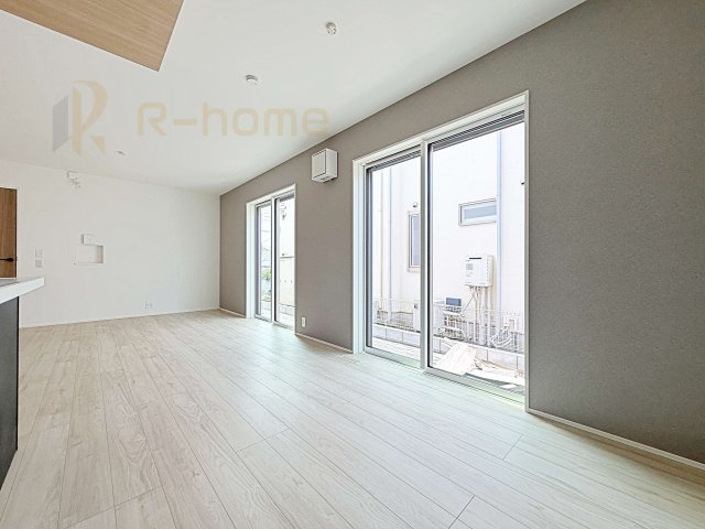 守谷市松ケ丘5丁目1期　新築戸建て　2号棟の居間・リビング|広々とした余裕のあるリビングです♪大きな窓からは自然光が届きます。