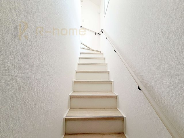 守谷市松ケ丘5丁目1期　新築戸建て　2号棟の内装|手すりのついた階段！小さなお子様の利用も一安心です♪
