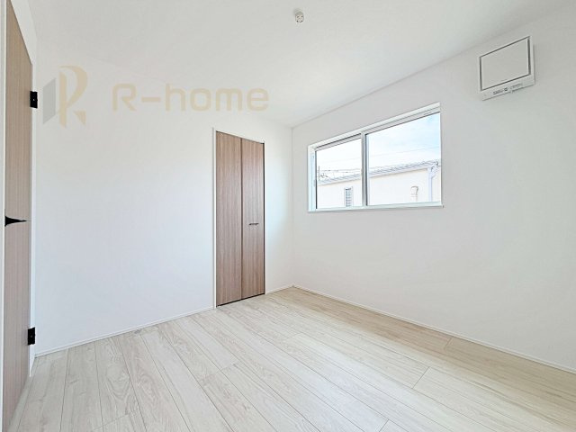 守谷市松ケ丘5丁目1期　新築戸建て　2号棟の洋室|どんな部屋家具も合わせやすいシンプルな洋室！
たっぷりの日差しと心地よい風が舞い込む住まい♪