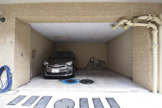 【駐車場】 | マンションの駐車場スペース。空きの有無や駐車料金、サイズ規定などについては、改めてお問い合わせください。～即日のご見学可能～　お問合せはお気軽にどうぞ。
