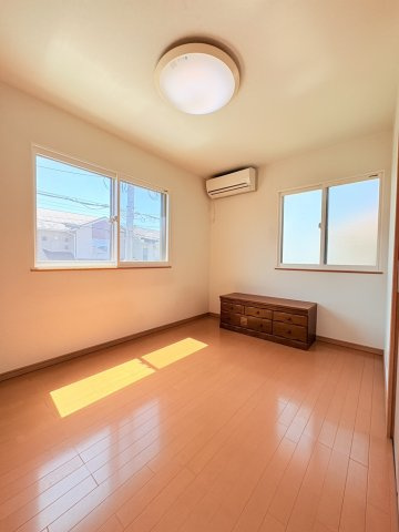 京地3丁目一戸建の洋室|広々とした洋室です