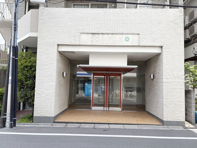 【エントランス】 | コンフレックス善福寺公園 | オートロックを備えた、マンションのエントランス。やはりセキュリティの観点は欠かすことができません。皆様を“安全”に送り出し、出迎えてくれます。～即日のご見学可能～　お問合せはお気軽にどうぞ。