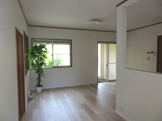 【居間・リビング】 | 川西市清和台東２丁目4の79　中古一戸建て