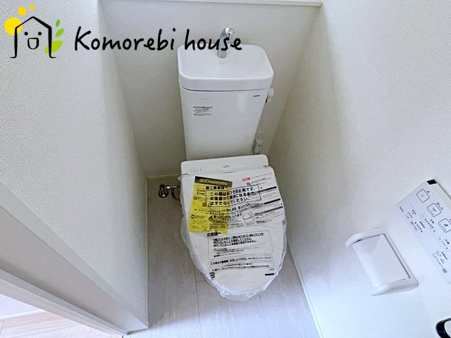 伊奈町栄　5期　新築一戸建て　グラファーレ　01のトイレ|落ち着いた色調のトイレです