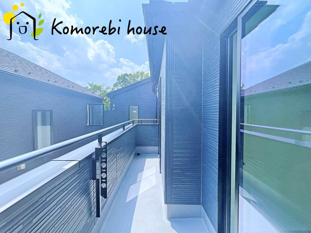 伊奈町栄　5期　新築一戸建て　グラファーレ　01のバルコニー|暖かな日差しのふりそそぐバルコニー