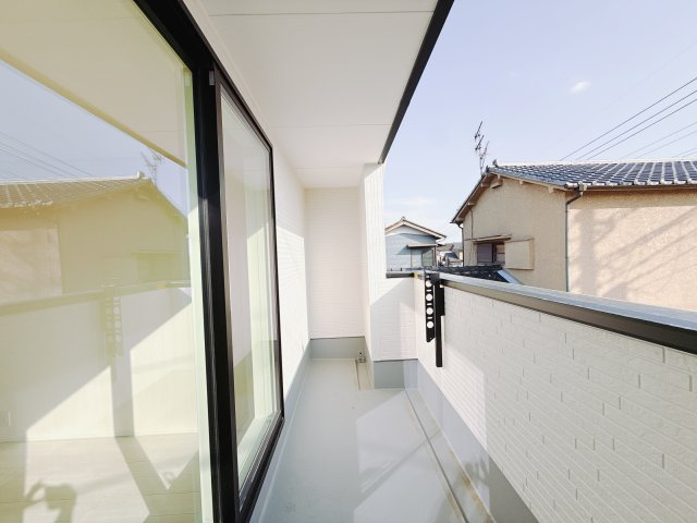 【新築戸建】高崎市上並榎町第1期のバルコニー|■バルコニー｜あたたかな陽のひかりを浴びることのできるバルコニー。お洗濯物やお布団を干せば、家族みんなが気持ちよく暮らすことができます(*^^*)