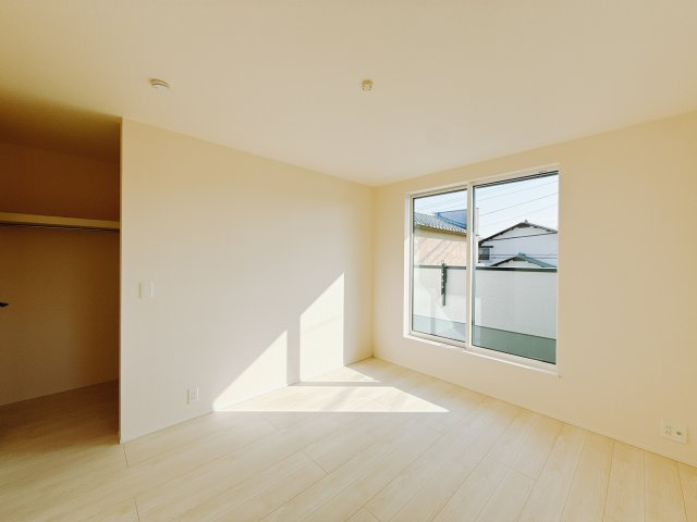 【新築戸建】高崎市上並榎町第1期の寝室|■主寝室｜広い寝室ならインテリアも自由自在にお楽しみいただけます♪お外から帰ってきた後は寝室でゆっくり自分の時間をお過ごしください。