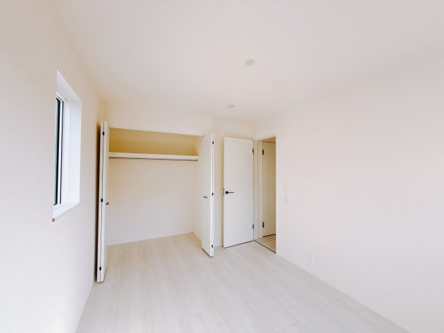 【新築戸建】高崎市上並榎町第1期の洋室|■2階洋室｜ナチュラルカラーの床です。模様替えなどとても楽しく工夫できます♪陽当たり、風通しもとても良いので毎日快適な生活スタートです！子供部屋にも良いですね♪