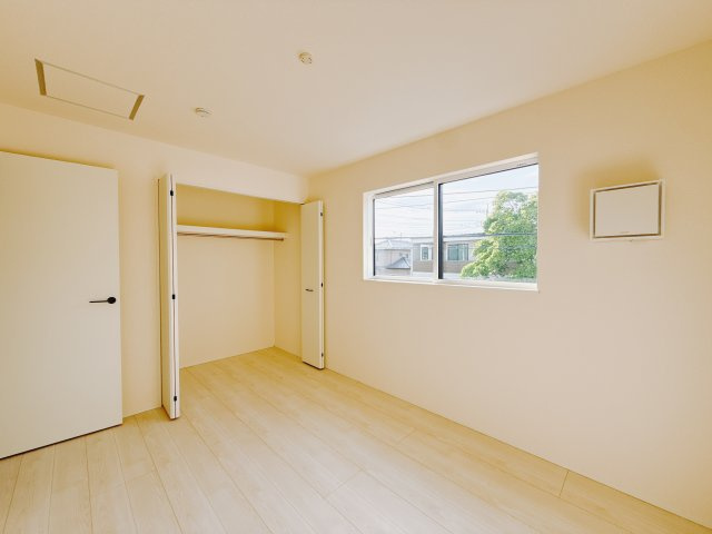 【新築戸建】高崎市上並榎町第1期の洋室|■2階洋室｜2階各居室には収納をご用意しています♪常にお部屋を綺麗に保てます！小さなお子様も自然とお片付けができるようになるのでうれしいですよね！
