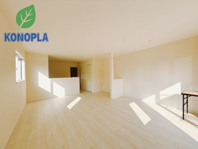 【新築戸建】高崎市上並榎町第1期の居間・リビング|■リビング｜窓から射し込む陽射しが縦横に広がり、あたたかな空間が形づくられています。ここはご家族の笑顔集まる憩いの空間です( ＾＾ )