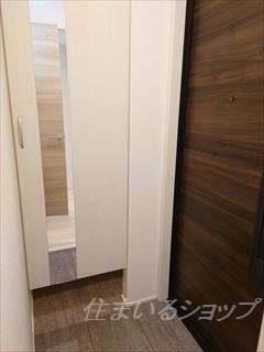広島市安佐北区可部１丁目のアパートの玄関|ミラー付き大型シューズボックス