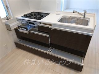 広島市安佐北区可部１丁目のアパートのキッチン|３口ガスコンロ・グリル付きシステムキッチン