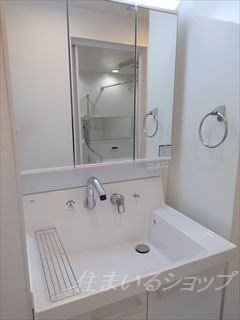 広島市安佐北区可部１丁目のアパートの洗面所|三面鏡付きシャンプードレッサー