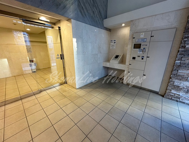 横浜市鶴見区鶴見中央１丁目の賃貸マンションのエントランス