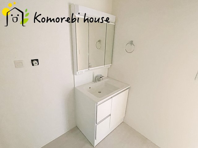 伊奈町栄　5期　新築一戸建て　グラファーレ　03の独立洗面台|朝の身支度には欠かせない独立洗面化粧台