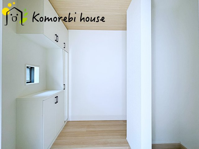 伊奈町栄　5期　新築一戸建て　グラファーレ　03の玄関|明るい玄関です