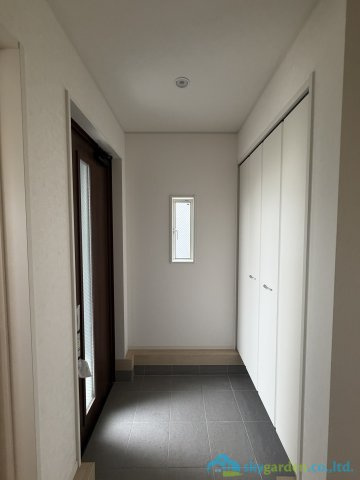 厚木市船子第7　新築戸建　全3棟2号棟の玄関