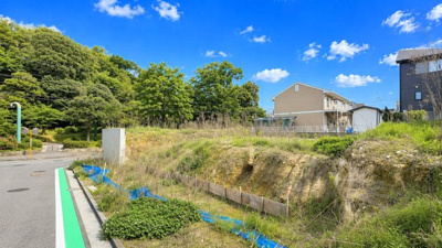 【前面道路含む現地写真】 | ◆港南区港南台3丁目　売地◆ | ◆一戸建てを中心とした街並みが整然と続き、周辺は高い建物が建っていないので、緑の多い閑静な趣を感じる環境です。街並みや周辺環境も重要なポイントです！！