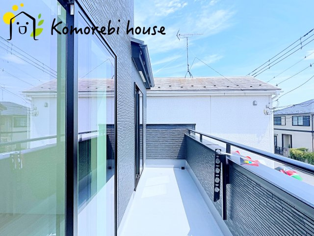 伊奈町栄　5期　新築一戸建て　グラファーレ　04のバルコニー|バルコニーからの眺めを楽しみながら食事をしませんか
