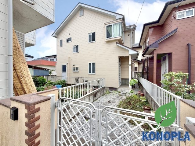 【中古戸建】邑楽郡大泉町大字吉田の外観|■外観｜光の当たり方によって陰影が美しく際立ち、時間帯ごとに異なる表情を楽しめる魅力があります。スタイリッシュで都会的な印象を与えつつも、シンプルで飽きのこない外観に仕上がっています。