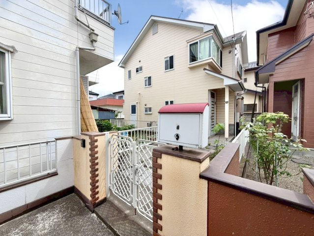【中古戸建】邑楽郡大泉町大字吉田の外観|■外観｜窓の配置や、爽やかな白ベースの外観が清潔感をもたらします。まっさらなキャンバスのような家にこだわりを彩って…始めよう、あなただけの豊かな暮らし( ＾＾ )