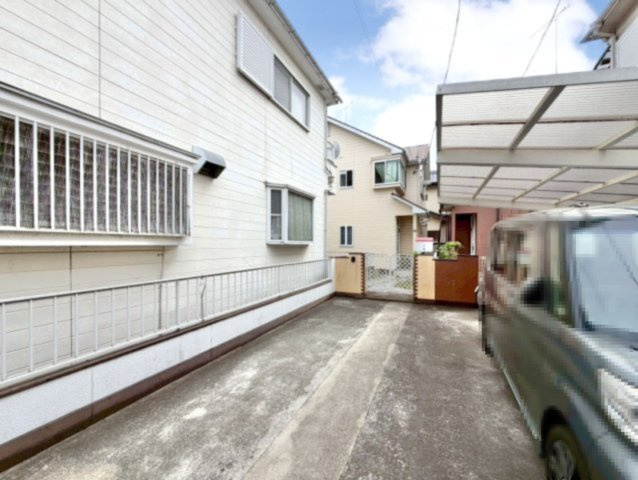 【中古戸建】邑楽郡大泉町大字吉田の外観|■外観｜道路から離れた場所に住まいが位置しているので小さいお子様が遊んでいても車と接触の心配いらずで安心です♪