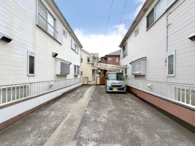 【中古戸建】邑楽郡大泉町大字吉田の外観|■外観｜道路から離れているのでお子様が道路に飛び出しにくい設計です♪