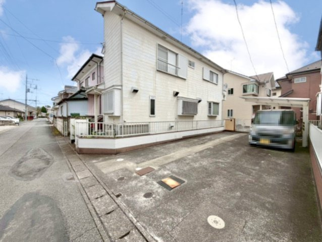 【中古戸建】邑楽郡大泉町大字吉田の外観|■外観｜周囲の見渡しが良く、車の出入りの際も安全確認がしやすいため、小さなお子様がいるご家庭でも安心です。