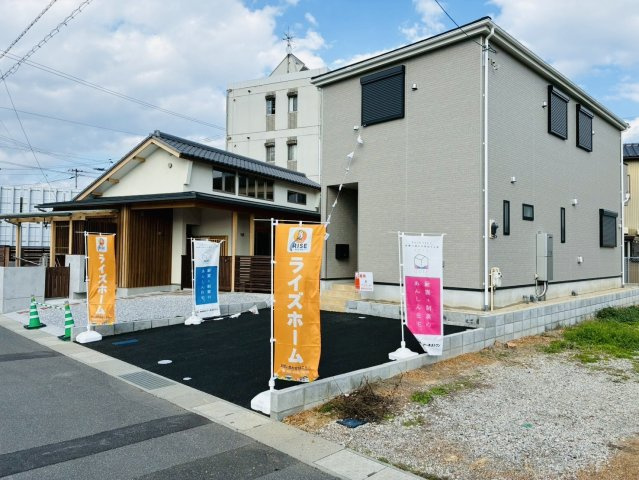高知市中須賀町 第2 新築戸建て1号棟の外観|前面5m道路で駐車もスムーズ。2台駐車可能です。