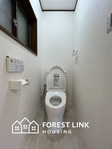 平野上町２丁目戸建のトイレ|2Fのトイレです。窓付きで換気が出来、空気の入れ替えが出来ます。