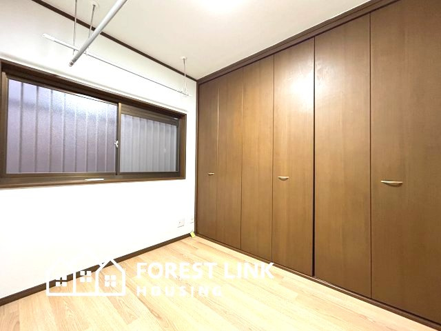 平野上町２　戸建の設備|洗面横の納戸。大容量のクローゼット付きです。