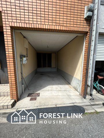 平野上町２丁目戸建の駐車場|シャッター付き、ビルトインガレージで雨風の日でも快適です。