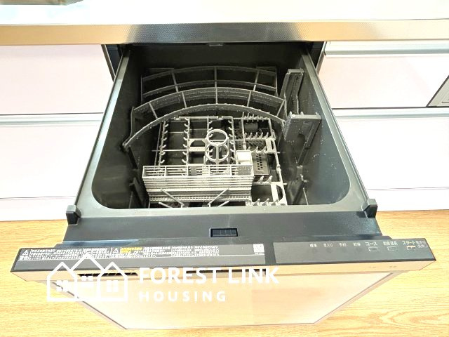 平野上町２　戸建のキッチン|食器洗い乾燥機付きで、日々の家事の負担を減らしてくれます。